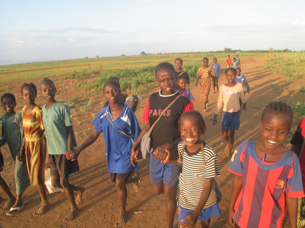 Stúlkurnar á heimavistinni á kristniboðslóðinni þurfa að ganga tvo kílómetra í skólann á hverjum degi (1)